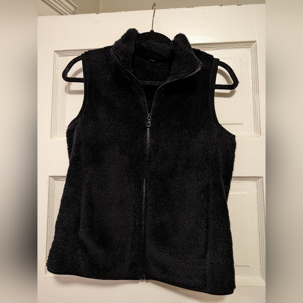 Uniqlo Light Pile-Lined Fleece Vest in Black, Size Small